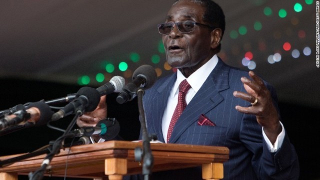 ９３歳で大統領選に出馬する意向を示したジンバブエのムガベ大統領