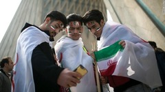 革命記念日に自撮りするイランの若者ら＝テヘラン