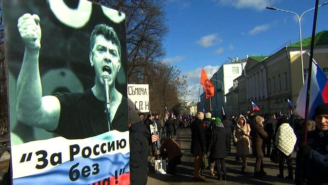 ２年前に殺害されたボリス・ネムツォフ氏の肖像を掲げ、デモを行う人々