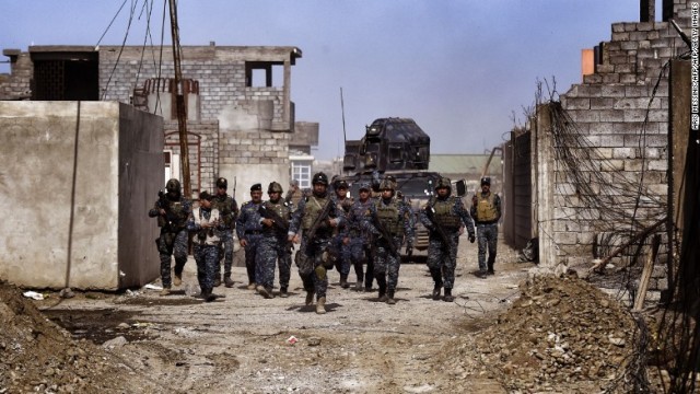 モスル市内をパトロールするイラク連邦警察のメンバー