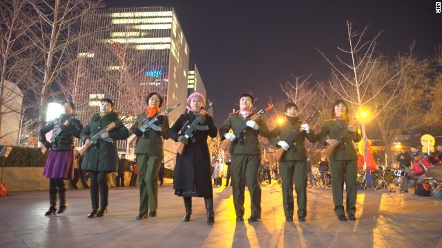 衣装や小道具をそろえ、北京の広場で踊る女性たち