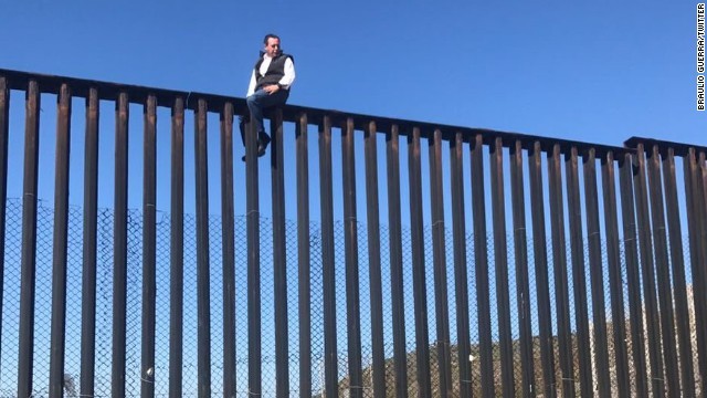 メキシコ議会の議員が米・メキシコ国境のフェンスの上から壁は不要だと訴える動画を公開