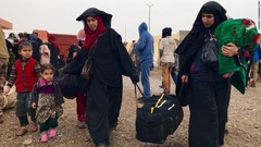 子どもたちや手荷物と一緒に到着したイラク人女性２人