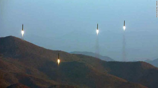 北朝鮮は４発のミサイルを同時に発射した