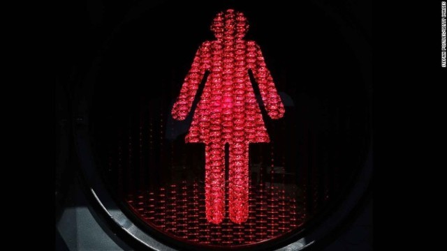 「女性」の歩行者信号に批判が出ている