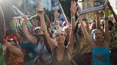 ブラジル・リオデジャネイロ：毎年２月に行われるカーニバルで多くの人々が路上で踊りを披露