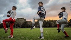 ハバナ：キューバの子どもたちが野球の練習で肩慣らしをしている様子。同国では最も人気のあるスポーツの一つだ