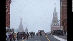 モスクワ：雪の降る赤の広場。聖ワシリー大聖堂が左奥に、クレムリンのスパスカヤ塔が右奥に見える