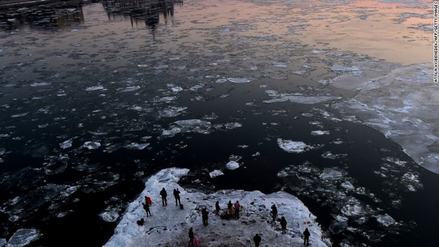 ハンガリー・ブダペスト：寒波に襲われたブダペスト。マルギット橋の石柱の下でドナウ川を流れる氷の写真を撮る人々