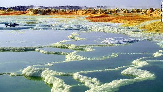 エチオピア・ダロル：エチオピアのダナキルくぼ地にある硫黄湖。海面より１００メートルも低く、地球で最も暑い場所の一つで、セ氏５１．６度に達したこともある