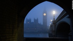 ロンドン：濃霧に包まれた１月中旬の日没直後の様子。英国議会の議事堂とビッグベンの呼称で知られるエリザベスタワーが見える