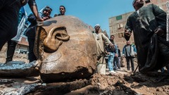 エジプト・カイロで巨大な像が見つかった
