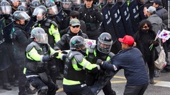 憲法裁判所が弾劾を支持したことを受けて警官と衝突する朴氏の支持者