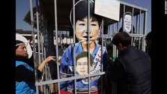 大統領府へのデモで朴大統領に抗議する人々