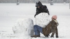 雪だるまを作る人も＝ボストン