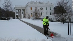 ホワイトハウスでも雪かき