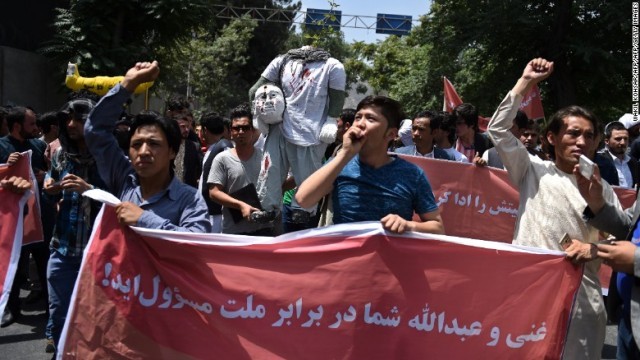 武装集団による民間人拉致に反対して行進する人々＝１６年６月、カブール