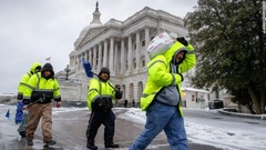 連邦議会の雪かきをする作業員