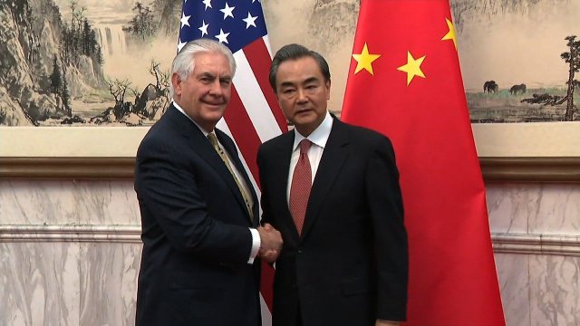 東アジア歴訪中のティラーソン米国務長官（左）は中国で王毅外相と会談した