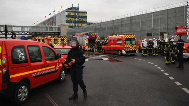 フランスの空港で兵士から銃を奪おうとした男が射殺された
