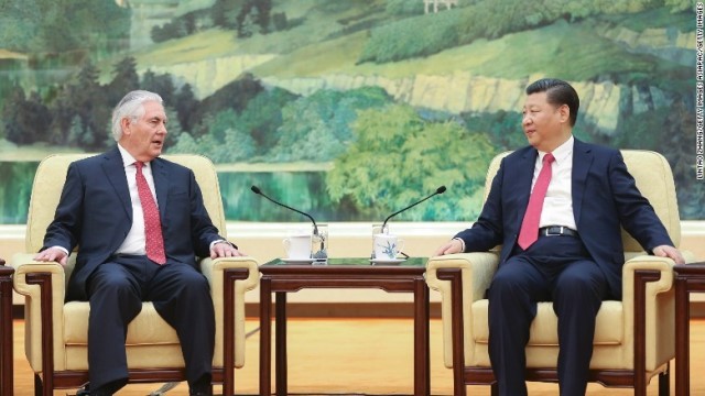 北京を訪れたティラーソン米国務長官（左）が習近平国家主席と会談