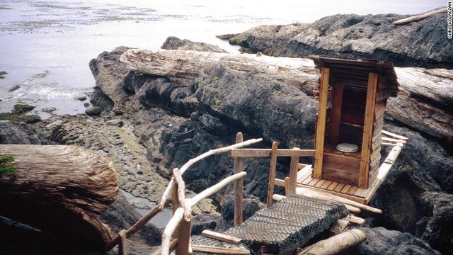 カナダのハイダ・グワイ。木の小屋から出たモノは波が洗い流してくれる