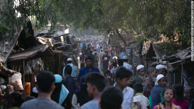 バングラデシュ東部に逃れてきたロヒンギャたちの暮らす難民キャンプ