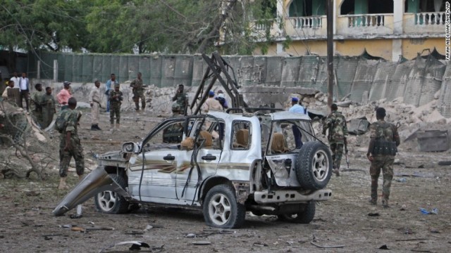爆弾テロに使われた車両の周りに立つソマリア軍兵士