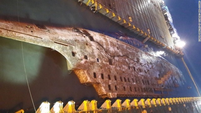 およそ３年ぶりに海底から引き揚げられたセウォル号の船体の一部
