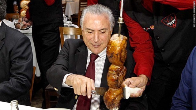 肉料理を食べて安全性をアピールするテメル大統領＝ブラジル政府提供