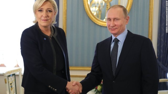 ロシアのプーチン大統領（右）とフランス・国民戦線（ＦＮ）のルペン党首が会談