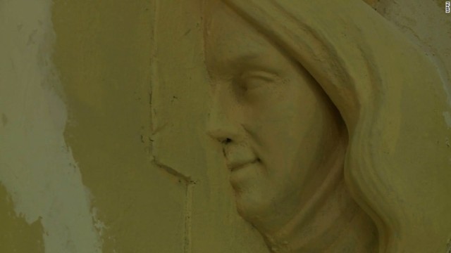 １９世紀に建造された教会のパイプオルガンの陰から女性の顔のレリーフが見つかった