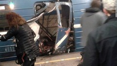 走行中の地下鉄で爆発が発生。車両のドアが激しく損壊した