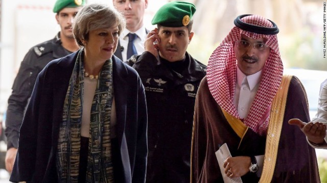 サウジアラビアを訪問したメイ首相（左）。かぶり物は着用しなかった