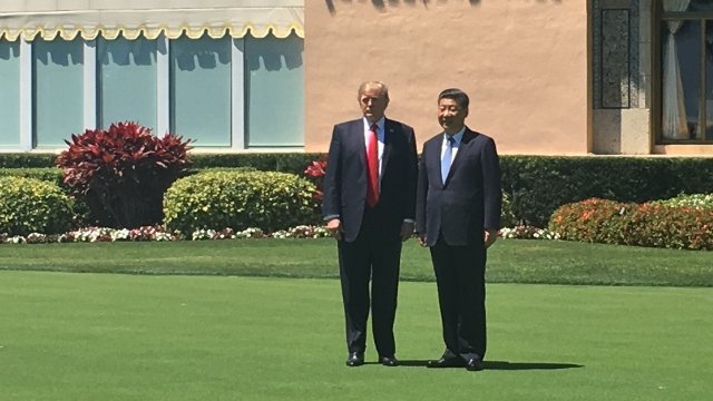 米フロリダの別荘で中国の習近平国家主席（右）と会談を行ったトランプ大統領