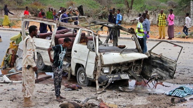 ソマリアの首都モガディシオで車を使った自爆テロがあり、１７人が死亡した