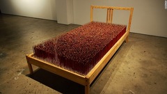 「Dream」。オーストラリアに移ってきたときに実際に眠ったベッドと４０００本の鉛筆で作られた