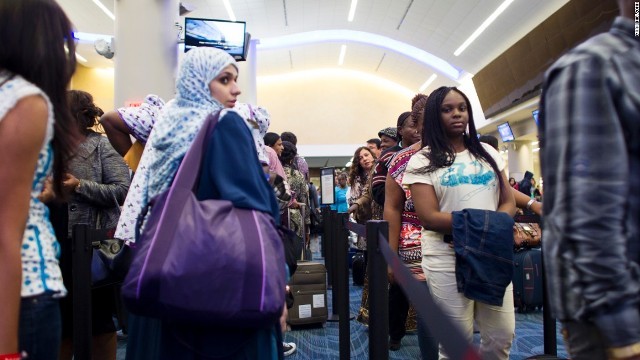 米アトランタの国際空港で入国審査の順番を待つ人たち