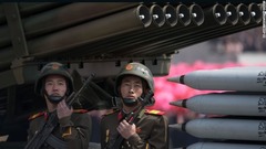 移動式のミサイル発射台に乗る北朝鮮兵士