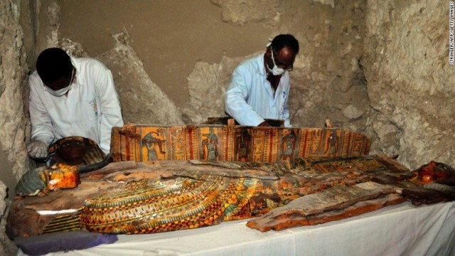 ３５００年前の墓から見つかったひつぎを調べる考古学者