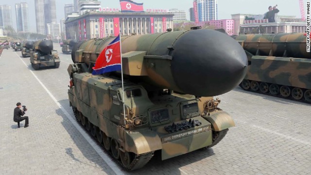 北朝鮮は４月１５日、首都平壌で軍事パレードを行った