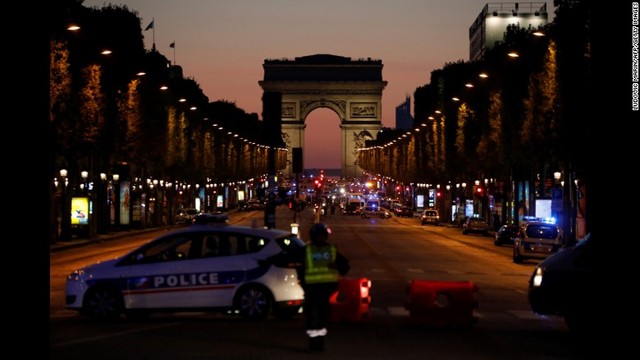 パリの観光名所、シャンゼリゼ通りで男が警官隊に発砲。警官１人が死亡し２人が負傷した。男は銃撃戦の後、射殺された