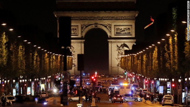 パリのシャンゼリゼ通りで男が警官隊に発砲。１人が死亡、２人が負傷した