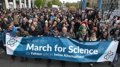 科学への支持を表明して行進する人々＝ドイツ・ベルリン
