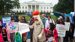 「憂慮する科学者同盟」のメンバーやテレビ番組のキャラクター「ビーカー」がホワイトハウス前で抗議を行った