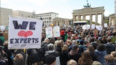 ベルリン・ブランデンブルク門前に集まった人々