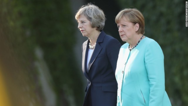 ドイツのメルケル首相（右）と英国のメイ首相