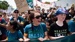 若者も参加。気候変動に対処しないとして連邦裁判所に訴えを起こした２１人の若者がいる
