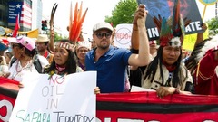 レオナルド・ディカプリオもワシントンで先住民の人々とともに行進に参加