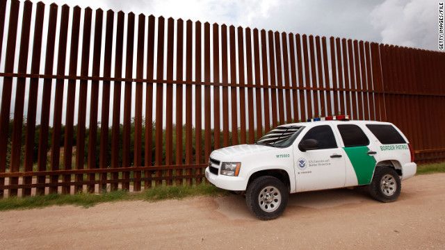 米国とメキシコの国境をパトロールする当局者